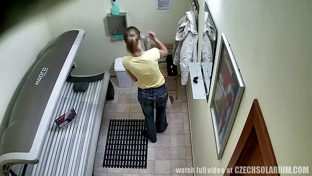 庭師はこの女性を監視しており、見つけることができます！ 女性 の ため の 無料 av 動画