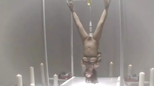 合計は、彼が爪を持っている方法を見ていない手足を置きます。 イケメン av 動画